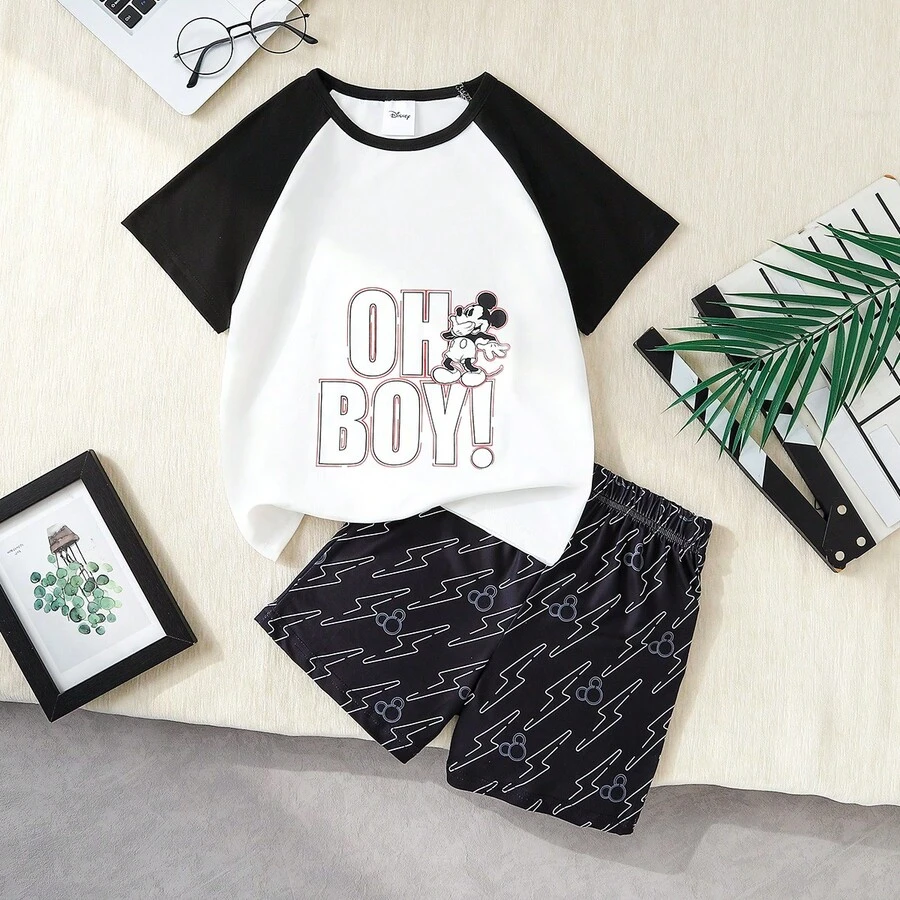 Disney 男童家居服:夏季标语T恤短裤套装。T恤印有“OH BOY!”标语和经典卡通图案,撞色插肩袖设计更添青春活力。短裤饰有剪影和闪电印花,是夏季居家穿着的理想之选。套装采用亲肤透气面料,融合了IP元素和设计,是青少年男孩居家休闲的舒适时尚之选。 - 紅白色 - 查看 1