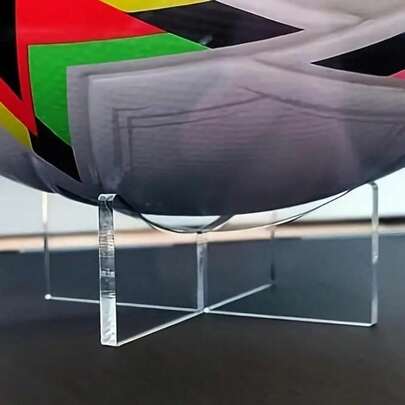 1个亚克力球展示架，采用防水PMMA材料制成，十字形稳定结构，透明优雅设计，适合展示足球、篮球、棒球、橄榄球和其他体育纪念品，适用于体育纪念品柜、体育器材收纳、家庭健身房、办公室展示、收藏品展示柜等。