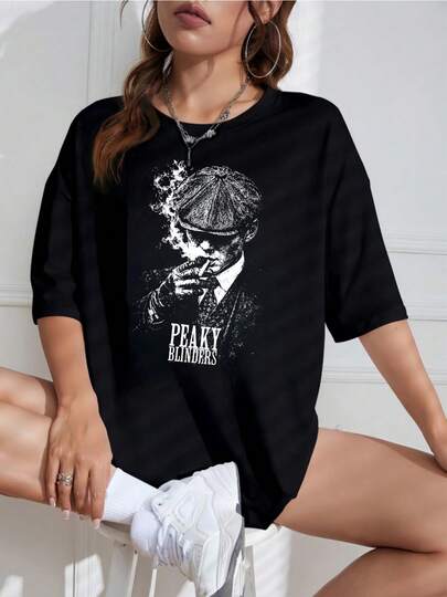 2026: Shelby Peaky Blinders T-Shirt mit dem Gangster-Motiv der Vintage-Fernsehserie – aus reiner Baumwolle, weich und atmungsaktiv, für Damen und Herren. Dieses lässige Shirt ist perfekt für jede Jahreszeit und ein stylisches Souvenir. Ideal für den Alltag, urbane Fashionistas und Musikliebhaber.