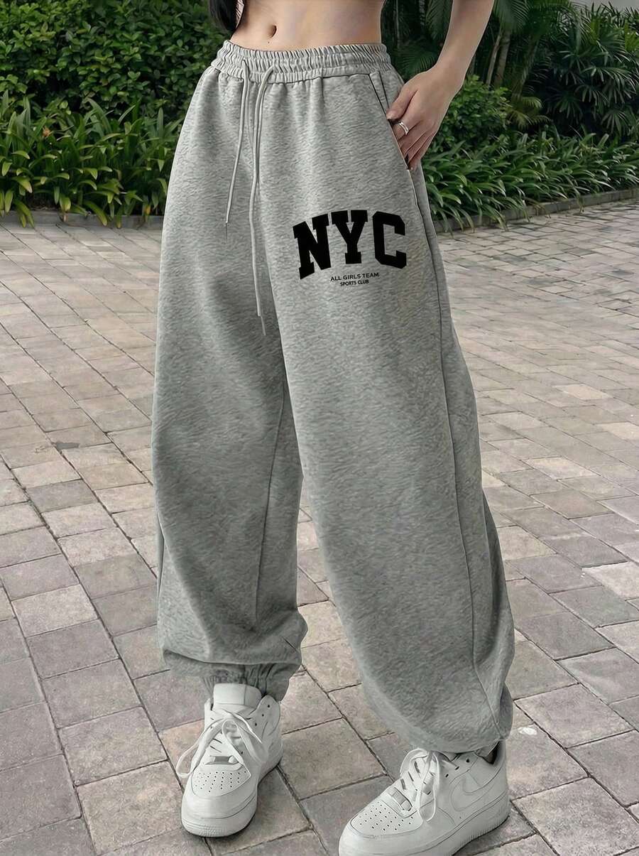 Rikumo 女士休闲宽松版型 NYC 字母印花灰色慢跑裤，秋冬裤装 - 灰色 - 查看 1