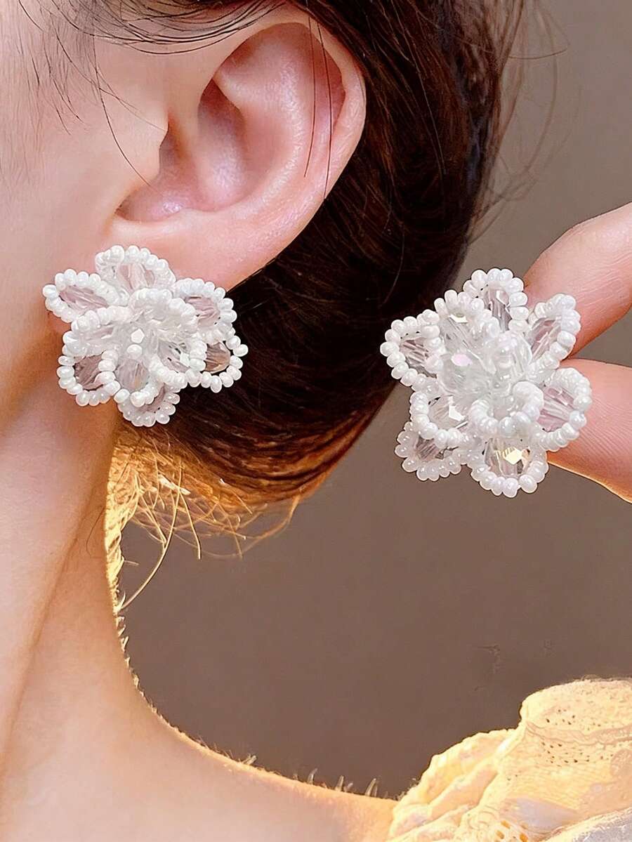 一对独特时尚甜美精致优雅百搭的花朵耳钉，适合女性日常、节日、婚礼等场合佩戴。