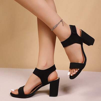 Giày sandal cao gót đế dày bằng da lộn màu đen, kiểu dáng tối giản, hở mũi, thiết kế một quai, phù hợp cho công sở, hẹn hò, sự kiện trang trọng, phối cùng váy hoặc quần tây, thoải mái và đa năng.