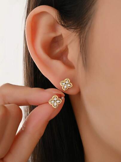 1 Pair S925 Sterling Silver Luxury Niche Design 4-Petal Zirconia Stud Earrings