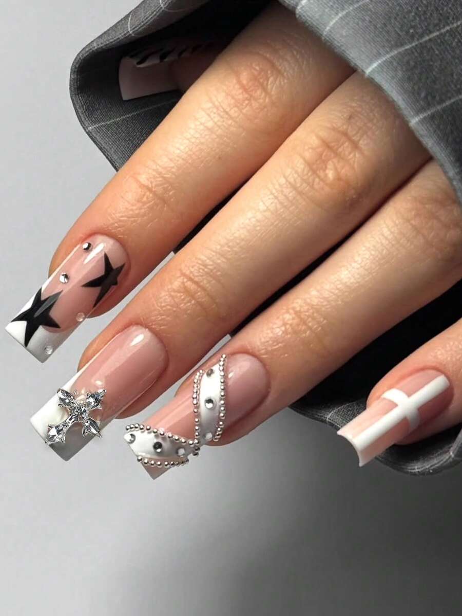 Bộ 24 miếng dán móng tay hình vuông cỡ trung bình kiểu Y2K, nền hồng phối đen trắng, họa tiết sao và chữ thập, đính đá 3D, thiết kế buộc dây. Những miếng dán móng tay phong cách Punk Goth này phù hợp cho các bữa tiệc, khiêu vũ và sử dụng hàng ngày, có thể tháo rời và tái sử dụng. - Đen và trắng - Xem 1