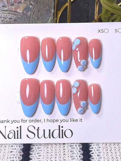 10片手工制作杏仁形美甲贴片，蓝色法式风格，饰以蓝色雕刻花卉图案。粉色底色，蓝色法式甲尖，手工雕刻蓝色三瓣花立体图案。优雅浪漫简约的美甲贴片，奢华性感，轻盈精致。适合日常佩戴、约会、音乐会及商务休闲场合。是送给女性和女孩的理想礼物。