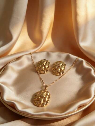 Un set di 3 pezzi di gioielleria da donna di stile geometrico elegante e sofisticato, ispirato a texture vintage di lusso, adatto per l'uso quotidiano, lo shopping, feste a tema vintage o mostre d'arte, nonché per eventi serali di alto livello.