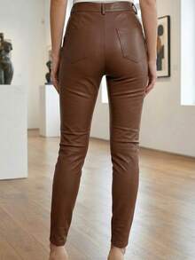 ADD MODA REF PK0912 CALÇA DE COURO DESIGN DE LINHA CENTRAL QUE AFINA A SILHUETA - Marrom - Visão 6