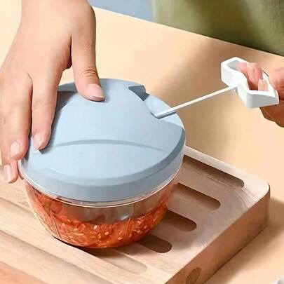 Máy xay thực phẩm cầm tay dung tích cực lớn 900ml, dùng để thái rau củ, tỏi, kiểu dây kéo, trang bị 5 lưỡi dao sắc bén, có thể thái hành tây, ớt, gừng và nhiều nguyên liệu khác.