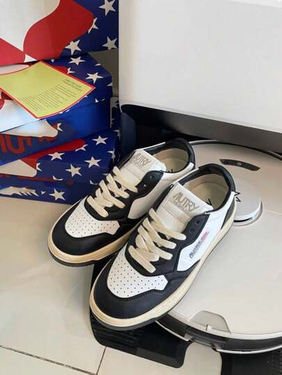 Giày thể thao mới năm 2026, phối màu đen trắng cổ điển, giày trượt ván thời trang đa năng - Unisex, chống mài mòn, cỡ lớn, quà tặng kèm hộp giày.