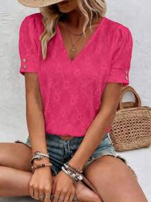 Áo thun nữ tay ngắn cổ chữ V màu trơn, chất liệu dệt jacquard với chi tiết khoét rỗng và cúc cài, chiều dài tiêu chuẩn, hơi xuyên thấu, vải polyester co giãn vừa phải. Thích hợp mặc mùa hè. - Màu Hoa hồng đỏ - Xem 1