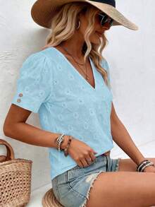 Áo thun nữ tay ngắn cổ chữ V màu trơn, chất liệu dệt jacquard với chi tiết khoét rỗng và cúc cài, chiều dài tiêu chuẩn, hơi xuyên thấu, vải polyester co giãn vừa phải. Thích hợp mặc mùa hè. - Màu xanh nhạt - Xem 4