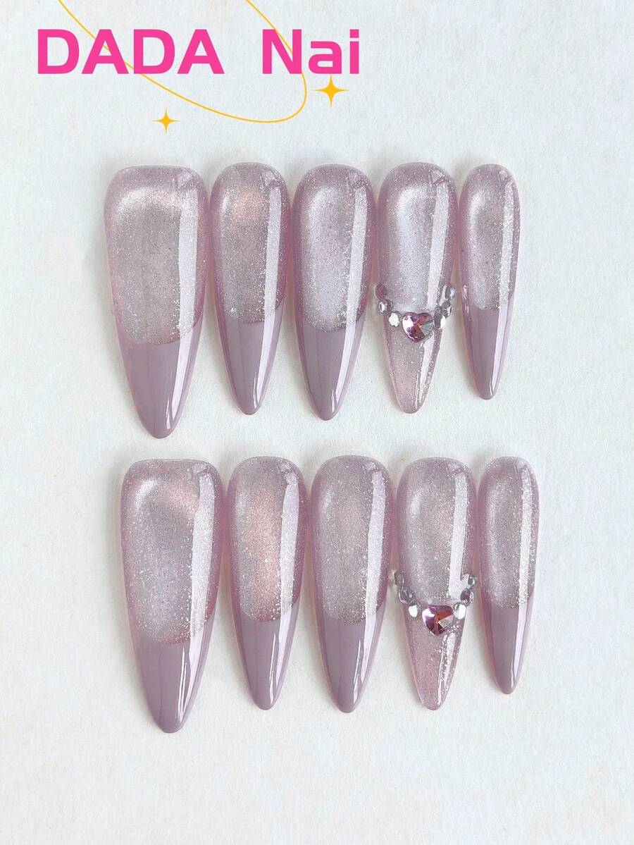 10 móng tay giả dài hình hạnh nhân, màu hồng nhạt lấp lấp, họa tiết trái tim đính đá, bề mặt bóng, móng acrylic tái sử dụng cho phong cách Y2K và trang phục hàng ngày mùa hè.