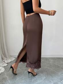 Chân váy nữ Lily House màu nâu đậm bằng satin, cạp cao, viền ren, thiết kế xẻ tà, thanh lịch, mềm mại, đa năng, phù hợp cho công sở, thường ngày, hẹn hò, ăn trưa, du lịch và các dịp hàng ngày khác. Mùa xuân - màu nâu - Xem 3
