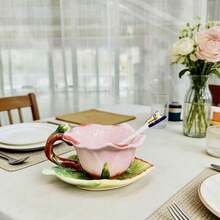 一套陶瓷3D手绘粉色玫瑰花叶茶杯碟套装，包含1个150毫升咖啡杯、1个碟子和1个蝴蝶勺，情人节和母亲节礼物 - 粉色 - 查看 5