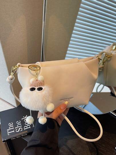 新款时尚小众荷叶边设计PU斜挎包，饰有精美吊饰和奢华烫金字母；女士单肩包，约会、送礼、购物、通勤皆宜。