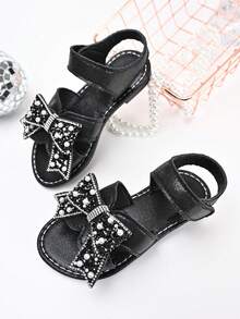 2026新款女童水钻珍珠蝴蝶结闪亮钻石PU露趾平底法式优雅公主凉鞋，适合夏季海滩郊游/日常穿着。 - 黑色 - 查看 4