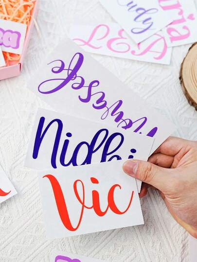 Nhãn dán tên tùy chỉnh, thích hợp cho cốc thủy tinh, hộp quà, v.v.; Nhãn vinyl cá nhân hóa, thích hợp cho thiệp mời phù dâu, quà tặng Ngày Valentine văn phòng, quà tặng Ngày của Cha; Cũng có thể dùng để trang trí bình nước, cốc, máy tính xách tay, v.v.