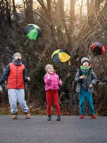 MINKOJA 4pcs Parachute Toys, Hand Throwing Parachute Soldier Jumping Parachute Model Toys, Outdoor Children Parachute People Dolls Toys, Hand Throwing, Military Parachute Toys, Throwing Game Suitable For Children And Adults, Exciting Outdoor Flying Toys, Children's Small Gifts, Children's Birthday Party Gifts - Multicolor - View 6