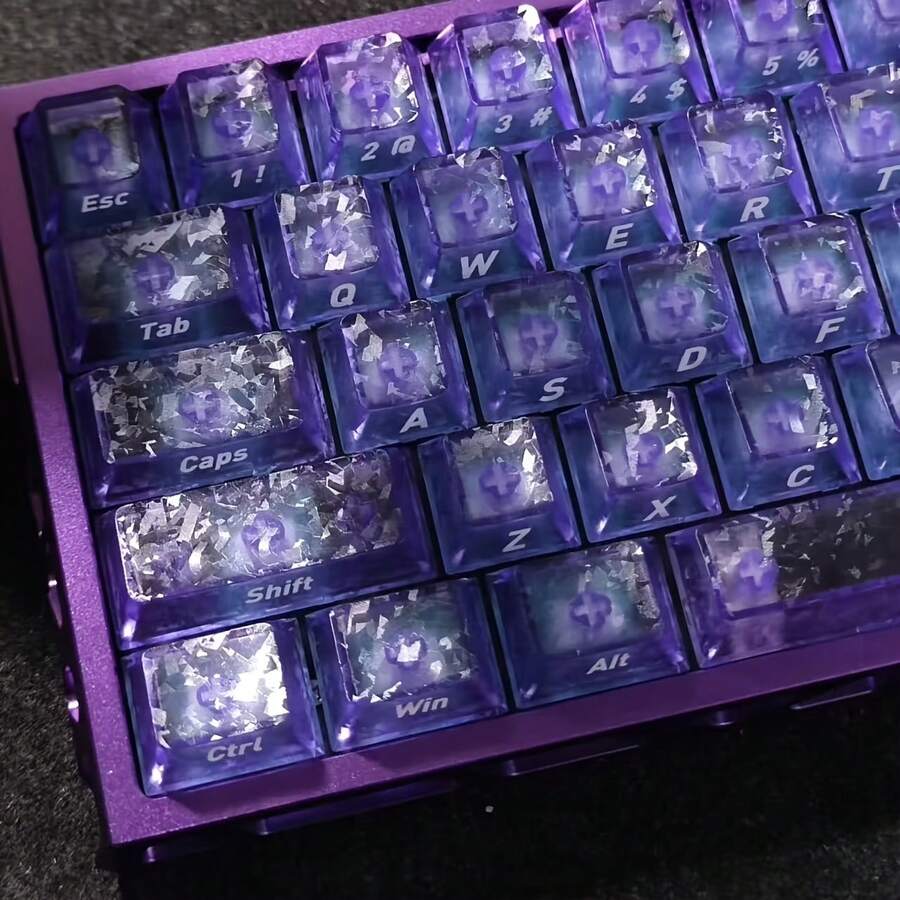 119顆紫色碳纖維側印半透明鍵帽,PC材質,Cherry高度,碳纖維紋路鍵帽,適用於61/64/68/75/84/87/98/104/108鍵機械鍵盤,兼容Cherry/Gateron MX軸,高品質耐磨不褪色不油膩,適合禮物與個人使用,熱插拔鍵帽,極具吸引力的個性化鍵帽,鍵盤DIY,客製化鍵帽,桌面搭配,客製化鍵帽,鍵帽套組,遊戲鍵帽,鍵盤配件 - 查看 1