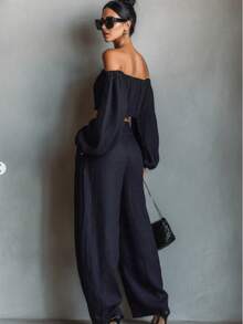 Bộ đồ đi nghỉ mát 2 món gồm áo croptop trễ vai tay cánh hoa màu đen và quần ống rộng. - màu đen - Xem 4