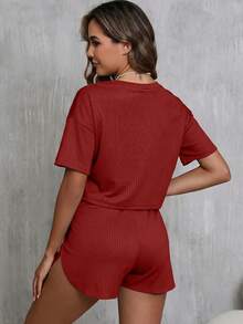 Bộ đồ ngủ nữ mùa hè kiểu dáng thường ngày, tay ngắn, màu trơn, gồm áo croptop cổ tròn và quần short xẻ cao. - Đỏ - Xem 7