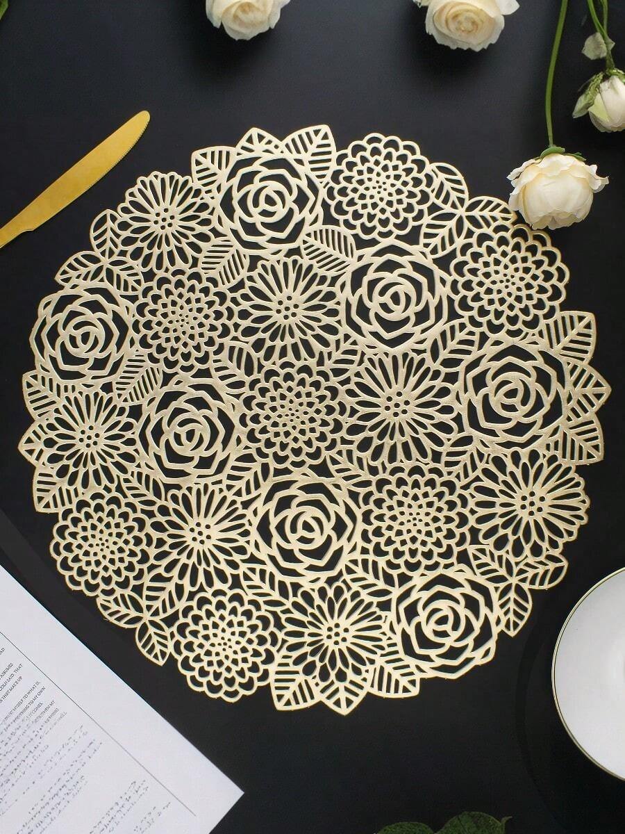 Conjunto de 4/6 jogos americanos redondos com estampa de flores douradas, em PVC, laváveis e fáceis de limpar, antiderrapantes, resistentes ao calor, ideais para decoração de quartos, mesas de jantar e outras ocasiões especiais, como festas, aniversários, casamentos e jantares.