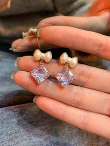 1 Đôi bông tai hình nơ kiểu Pháp thanh lịch và ngọt ngào. Thích hợp để đeo hàng ngày, dự tiệc hoặc các dịp lễ hội, cũng có thể dùng làm quà tặng. - Nhiều màu - Xem 2