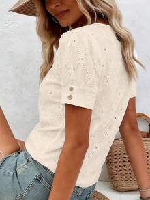 Áo thun nữ tay ngắn cổ chữ V màu trơn, chất liệu dệt jacquard với chi tiết khoét rỗng và cúc cài, chiều dài tiêu chuẩn, hơi xuyên thấu, vải polyester co giãn vừa phải. Thích hợp mặc mùa hè. - Màu be - Xem 5
