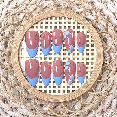 10片手工制作杏仁形美甲贴片，蓝色法式风格，饰以蓝色雕刻花卉图案。粉色底色，蓝色法式甲尖，手工雕刻蓝色三瓣花立体图案。优雅浪漫简约的美甲贴片，奢华性感，轻盈精致。适合日常佩戴、约会、音乐会及商务休闲场合。是送给女性和女孩的理想礼物。