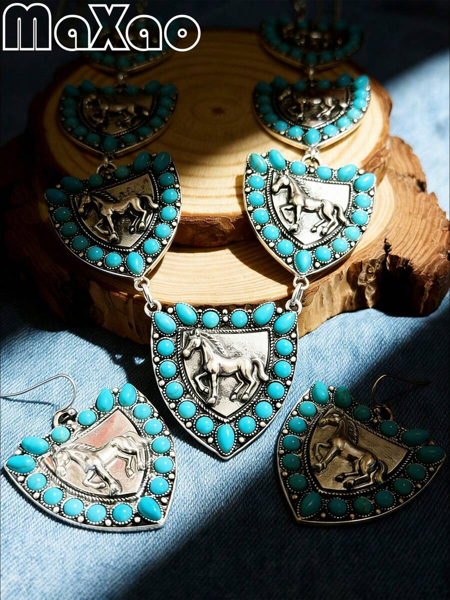 复古欧美波西米亚风盾马绿松石项链套装。做旧银色多层链条设计，连接多个盾形吊坠，每个吊坠中心均饰有3D立体马匹浮雕，周围环绕着水滴形和圆形绿松石，做旧银饰工艺精湛，尽显韵味；耳环采用相同的单盾马设计，搭配耳钩，整套首饰完美融合了西部游牧风格。