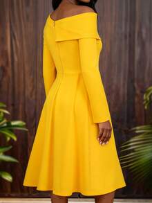 优雅女士黄色A字中长连衣裙，采用垂褶不对称领口和长袖设计，适合派对和晚宴等场合。 - 黃色 - 查看 2