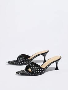 女士高跟凉鞋，性感复古波点设计，经典穆勒鞋，收腰优雅，宽趾露趾，酒杯跟，低跟鞋，适合婚礼、派对、休闲、户外、旅行、职场等各种场合，也可作拖鞋穿着。高端镜面亲肤独特印花波点面料，时尚、高贵、浪漫，节日高跟凉鞋，情人节、母亲节、妇女节、新年等场合的理想之选。 - 黑色 - 查看 6