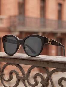 Miu Miu Kính râm nữ thời trang gọng oval đen, logo vàng, chống tia UV, kiểu dáng mùa hè đi biển. - màu đen - Xem 4