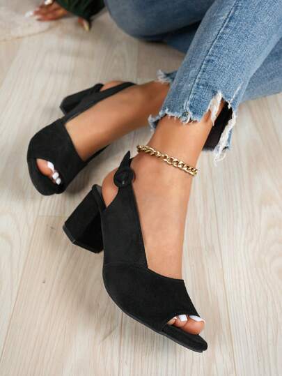 Giày sandal cao gót nữ kiểu dáng sinh viên mới năm 2026, thoải mái, chất liệu dệt kim, màu trơn, phối nhiều mảnh, dây thun co giãn, khóa cài, hở mũi, gót dày, màu đen.