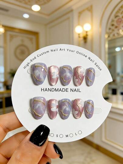 10 piezas de uñas postizas de corta duración hechas a mano, con un lavado degradado de azul a púrpura, decoradas con pequeñas flores blancas pintadas a mano y acentos curvos irregulares dorados. Estas hermosas uñas son adecuadas para mujeres y niñas, perfectas para fiestas, bodas y uso diario, y vienen con un kit de herramientas.