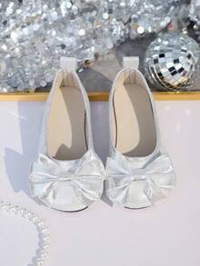 1双银色加大码女童平底鞋，亮面皮革蝴蝶结装饰，经典套脚防滑设计，圆头软底时尚可爱公主风舞蹈鞋，适合3-12岁女学生日常穿着、舞蹈、派对、校园活动，春夏新款。 - 銀色 - 查看 5