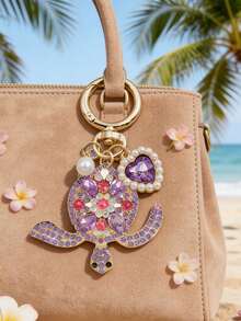 锌合金海龟吊坠钥匙扣,珍珠爱心设计,灵感源自海洋,适合情人节、母亲节、父亲节、独立日等节日,也适合海滩爱好者。可爱耐用的钥匙扣,可挂在包包上,也可作为汽车配件,是馈赠亲朋好友的理想之选。海洋动物吊坠,镶嵌水钻。 - 彩色 - 查看 8