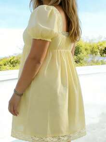 Vestido corto de talla grande para mujer, de verano, con ribete de encaje, patchwork, mangas cortas abullonadas y escote cuadrado. - Amarillo - Ver 6