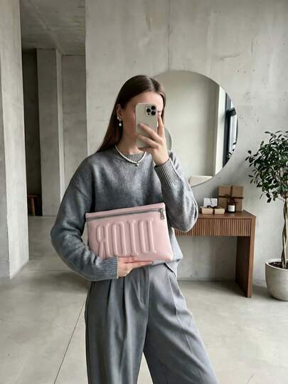 Dior 1 chiếc túi đựng mỹ phẩm cỡ trung màu hồng bằng da, có khóa kéo, thiết kế tối giản thời trang, chi tiết logo thương hiệu dập nổi, hình chữ nhật, túi đựng mỹ phẩm đa năng dùng cho du lịch và sử dụng hàng ngày.