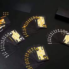 一副耐用防水黑色扑克牌，饰有金色和心形图案 - 采用柔韧塑料材质，包含坚固的收纳盒 - 非常适合派对、感恩节聚会、游戏和各种活动 - 查看 2