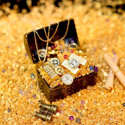 Bộ đồ chơi thu nhỏ rương kho báu phiêu lưu cướp biển, chủ đề phiêu lưu cổ điển, bao gồm một rương kho báu mini, các đồng xu vàng mini giống thật, thỏi vàng, cục vàng, dây chuyền vàng, đá quý màu, cuộn giấy kho báu và một kính thiên văn; một vật trang trí nhà búp bê cổ điển; một bộ đồ chơi thu nhỏ cao cấp theo chủ đề kho báu phiêu lưu.