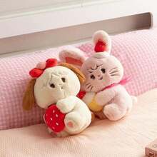 Miniso 1 Stück MIKKO Sophie Welpen/Cami Kaninchen Erdbeere Serie Plüschpuppe, süßes Sitzendes Design, tragbare Innenraumdekoration, niedliches Geburtstagsgeschenk, Polyestermaterial - Verschiedenfarbig - Übersicht 2