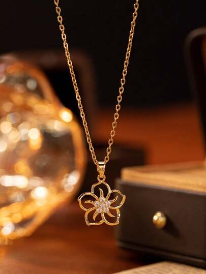 1件装奢华镂空五瓣花吊坠项链，适合日常佩戴，是圣诞节、母亲节、情人节、周年纪念日的理想礼物 - 女士珠宝礼品（注：由于生产批次不同，可能存在一些色差；此外，由于光线和拍摄角度的影响，实际产品可能与图片略有色差。）