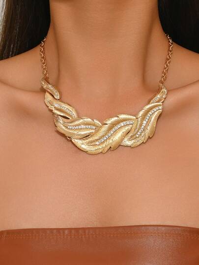 1pc Elegant & Fashionable Unique Gold Feather Inlaid With Rhinestones Paired With Gold Chain Designer Element Women's Chunky Jewelry Pendant Necklace, Suitable For Sexy Ladies To Wear At Festivals, Parties, Weddings, Exuding Exclusive Sensual Charm