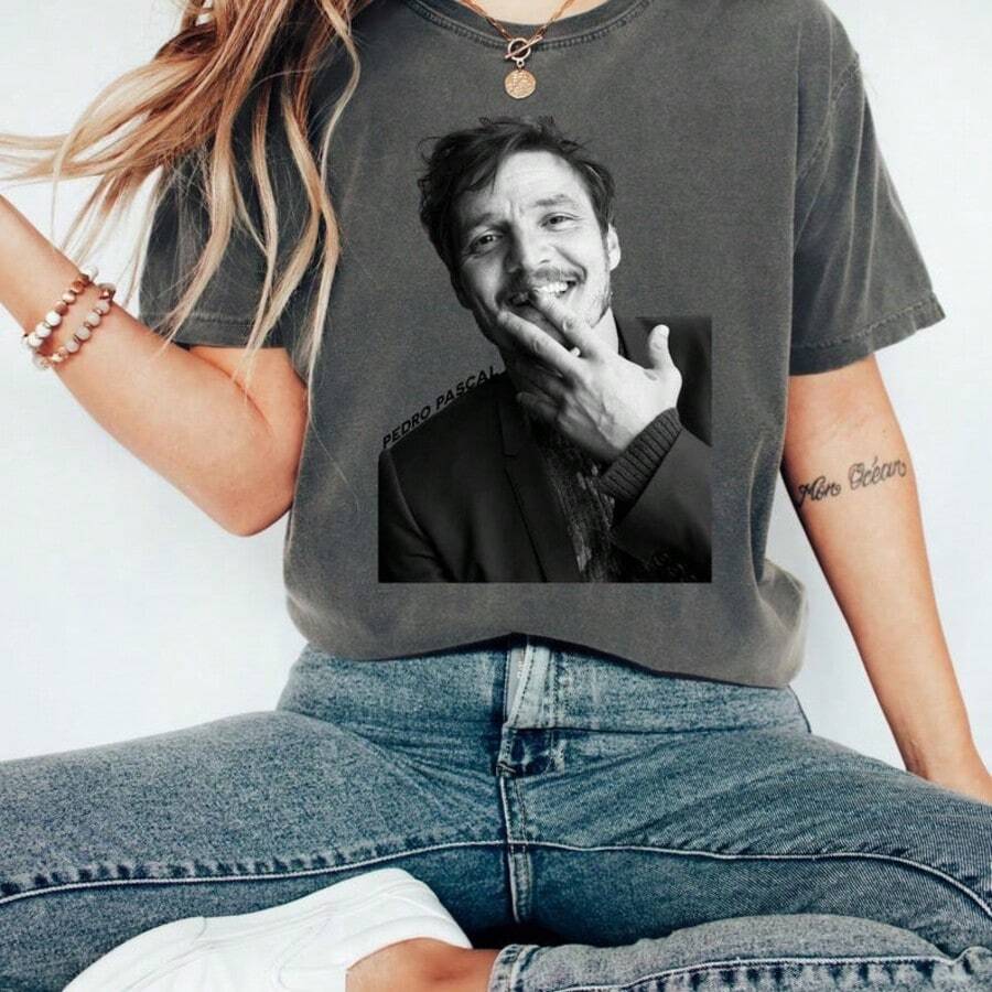 Comfort Colors® Pedro Pascal Fan T-Shirt, Vintage Graphic Tee, Celebrity Shirt, Mandalorian Shirt, P - màu đen - Xem 1