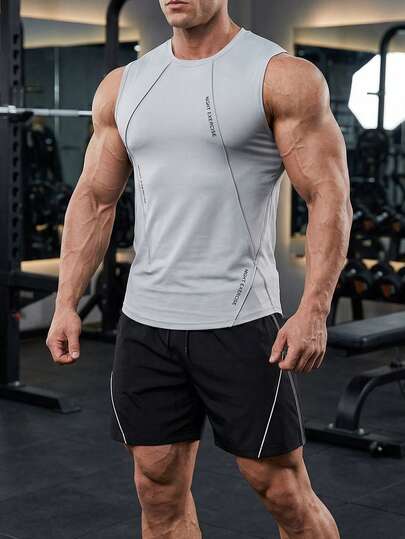 男士浅灰色背心短裤套装（两件套），柔软透气圆领字母印花背心，3D立体剪裁短裤，健身运动风，可机洗，适合夏季健身房、户外跑步、篮球、足球等运动。