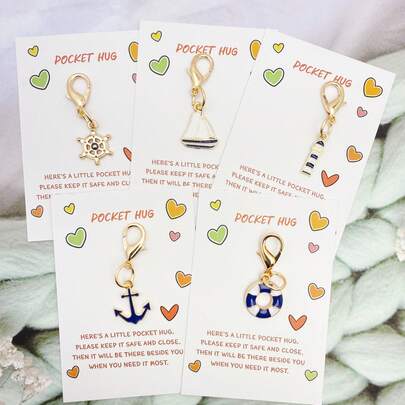 Bộ 10 món gồm 5 móc khóa hình thuyền buồm và tôm hùm nhiều màu sắc, 6 thiệp chúc mừng ôm nhau với màu sắc độc đáo, món quà ý nghĩa dành tặng bạn bè và gia đình vào Ngày Valentine, sinh nhật, tiệc tùng, Ngày của Mẹ, Lễ Tạ ơn, Giáng sinh và mọi mùa.