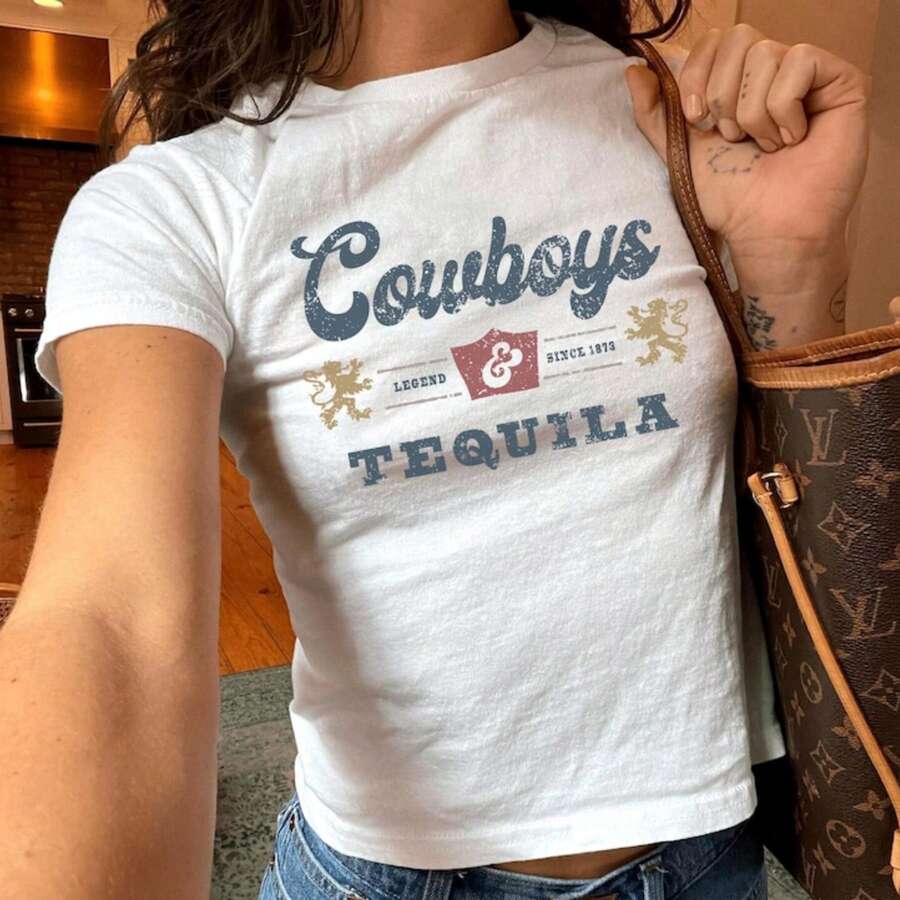 Cowboys & Tequila Baby Tee, Cowgirl Graphic Crop Top, Y2K Western Shirt, Rodeo Outfit Tee, Vintage A - 白色 - 查看 1