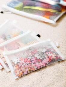 1个透明文件袋，有A4/A5/A6三种尺寸可选。每包包含1个文件袋。共有小号、中号和大号三种尺寸。拉链文件袋，可用作拼图玩具收纳袋、铅笔盒、文件夹、办公用品收纳袋、礼品袋、学习用品收纳袋。 - A - 查看 8