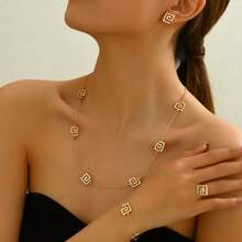 Juego de joyas vintage minimalista chapado en oro de 18K - 4 piezas con patrón geométrico que incluye collar, aretes, pulsera y anillo, adecuado para uso diario y vacaciones - Amarillo Oro - Ver 2